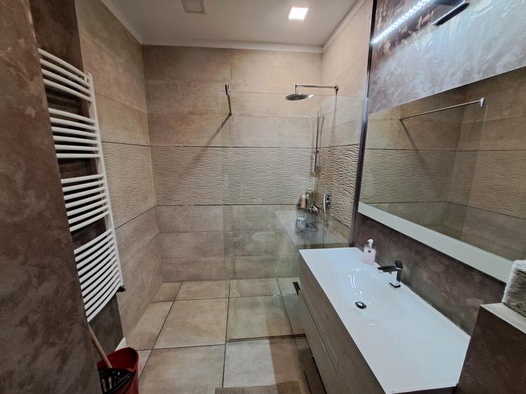 Apartament cu 5 camere decomandat, mobilat în Cotroceni