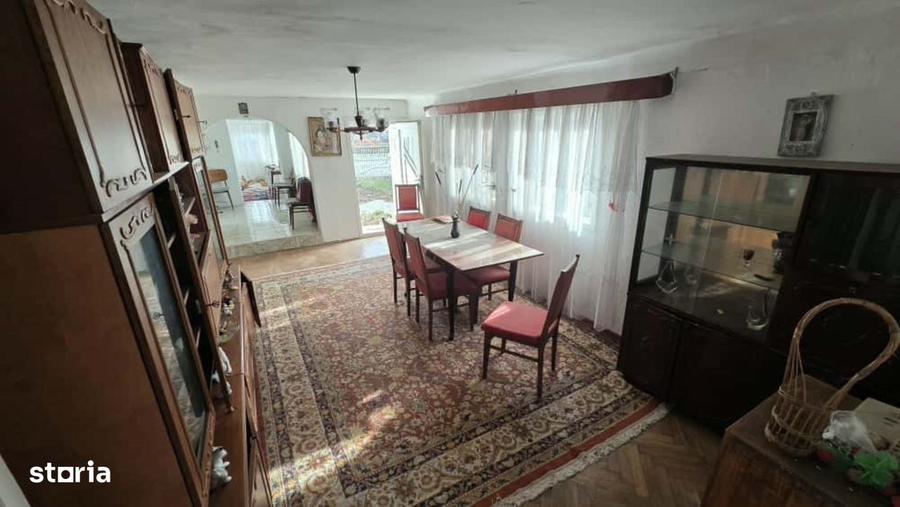 Casă cu 4 camere semidecomandat în Gologanu