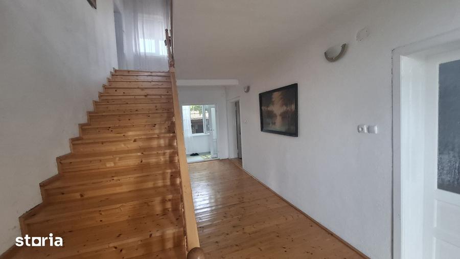 Casă cu 5 camere cu Teren 1088 Mp în Central