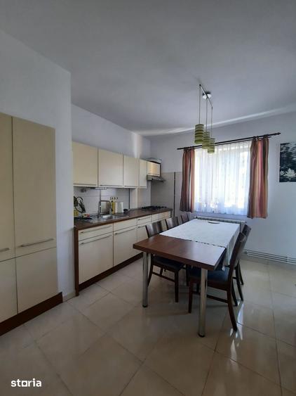 Apartament cu 4 camere decomandat în Central