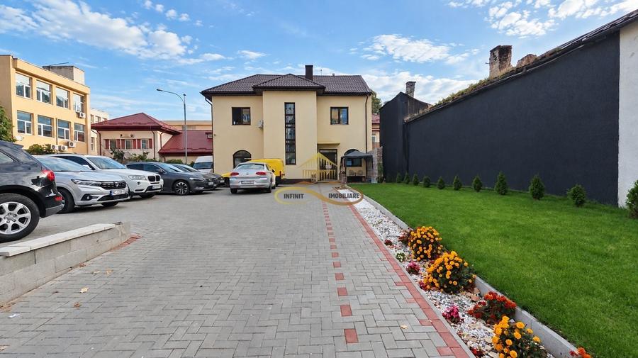 Casă individuală cu 6 camere cu Canalizare în Central