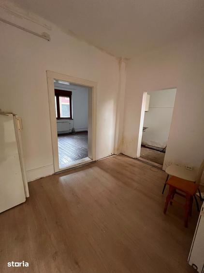 Casă cu 5 camere cu Teren 446 Mp în Florilor