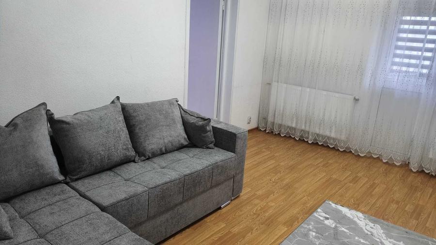 Apartament cu 3 camere decomandat în Exterior Vest