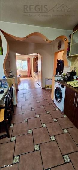 Apartament cu 4 camere decomandat în Tractorul