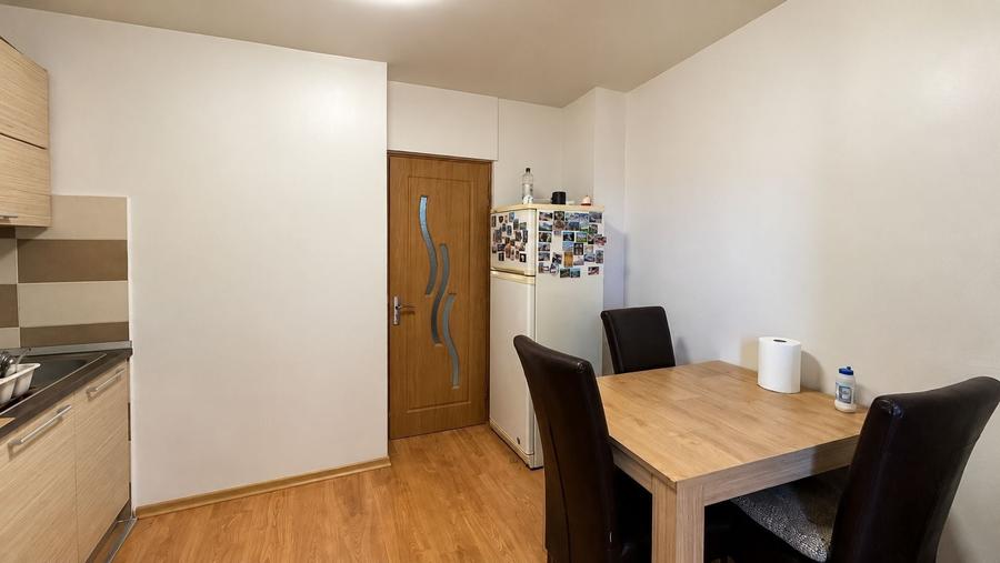 Apartament cu 3 camere decomandat, mobilat în Soarelui