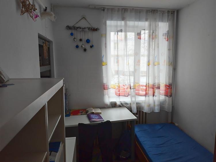 Apartament cu 4 camere semidecomandat, mobilat în Central