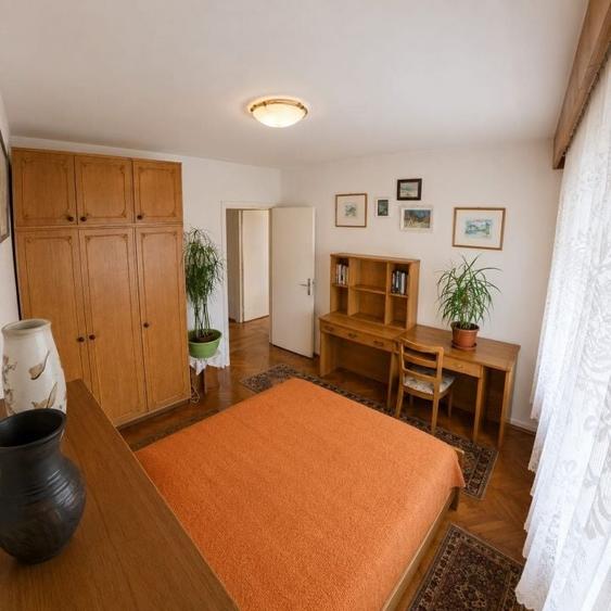 Apartament cu 3 camere semidecomandat, mobilat în Careiului