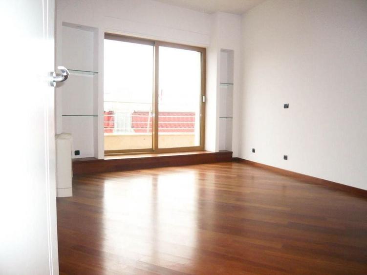 Penthouse cu 3 camere decomandat, mobilat în Primăverii