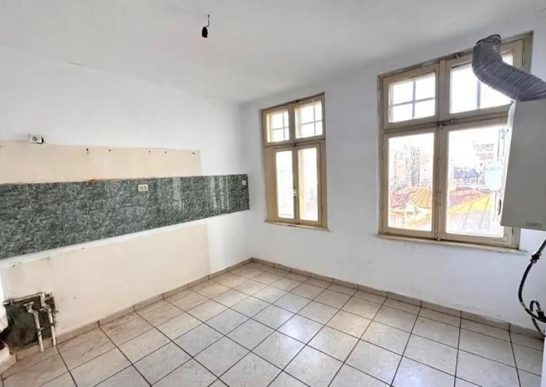 Apartament cu 6 camere decomandat în Moșilor