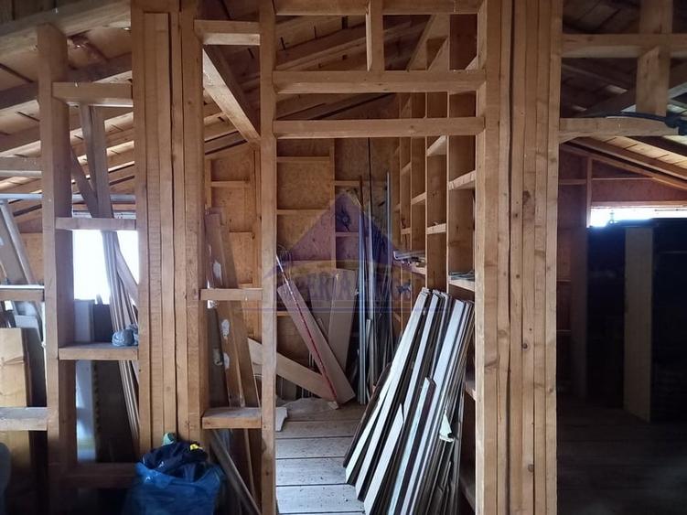 Casă individuală cu 6 camere cu Teren 2700 Mp în Nuci