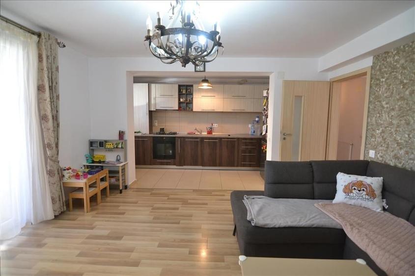 Apartament cu 3 camere decomandat în Tractorul