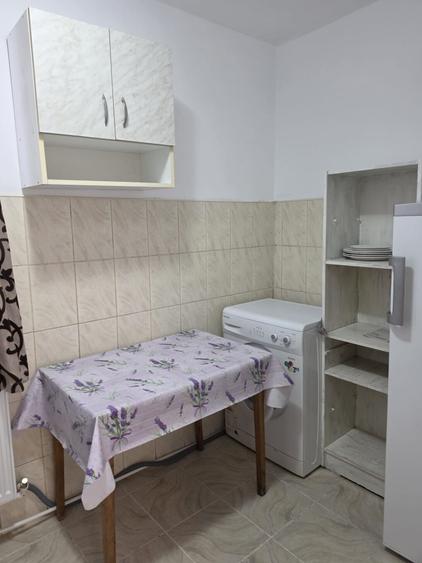 Garsonieră decomandată, mobilată în Podu Roș