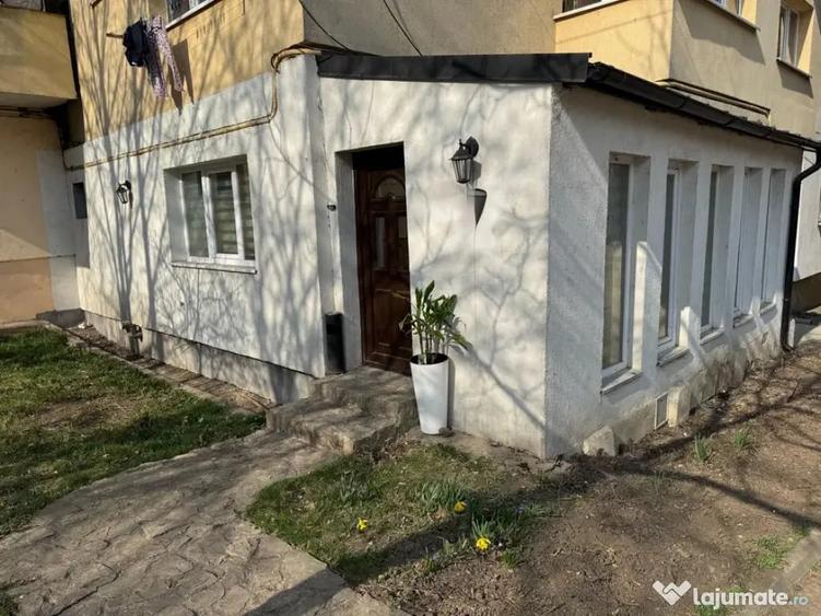 Apartament cu 3 camere semidecomandat în Obcini