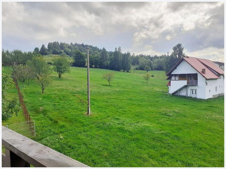 Casă individuală cu 11 camere cu Canalizare în Moieciu de Jos