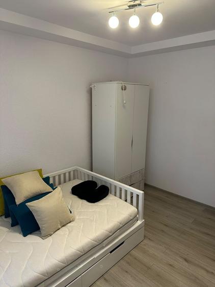 Apartament cu 3 camere decomandat, mobilat în Girocului