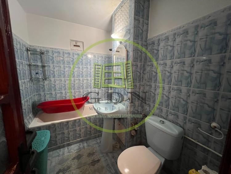 Apartament cu 3 camere decomandat, mobilat în Rovine