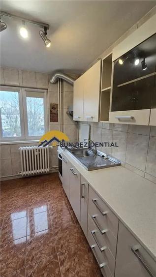 Apartament cu 3 camere semidecomandat în Berceni