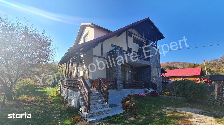 Casă cu 7 camere cu Teren 1500 Mp în Arefu