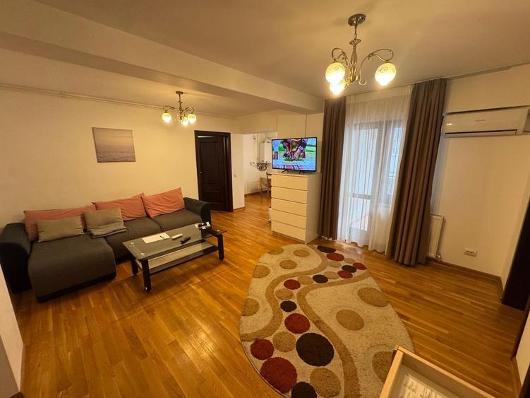 Apartament cu 4 camere semidecomandat, mobilat în Est