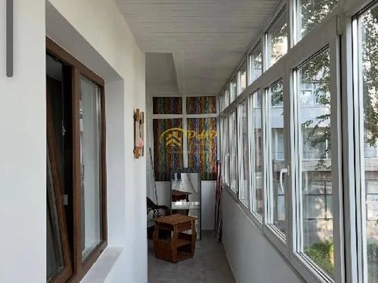 Apartament cu 3 camere decomandat în Podul de Fier