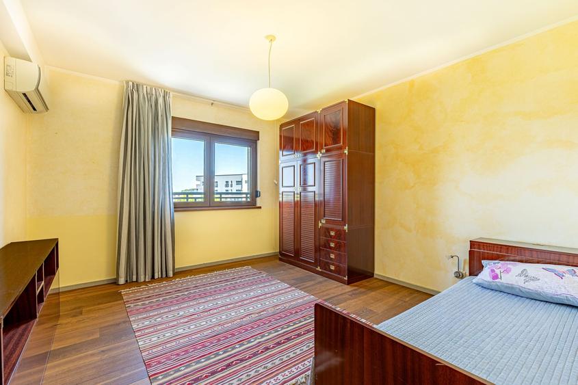 Apartament cu 3 camere semidecomandat, mobilat în Sisești