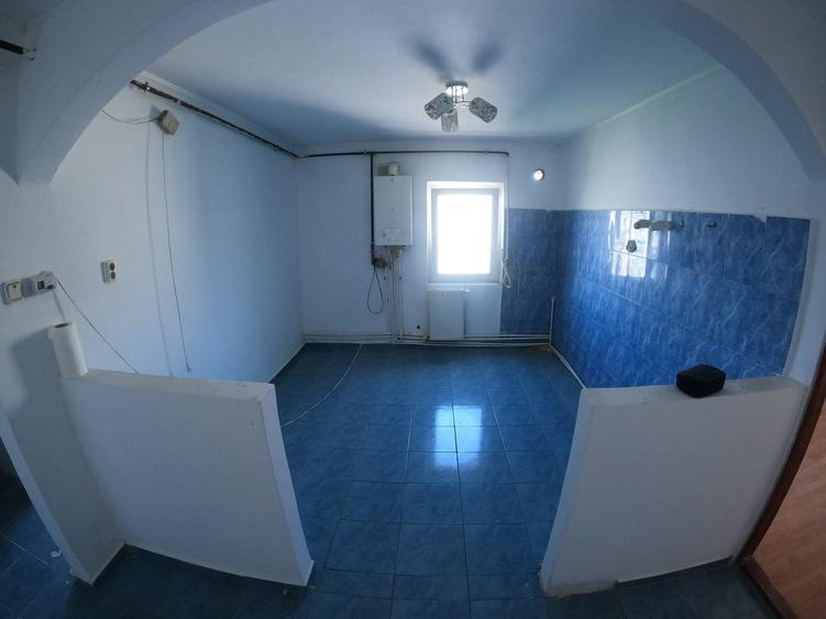 Apartament cu 3 camere semidecomandat în Tineretului