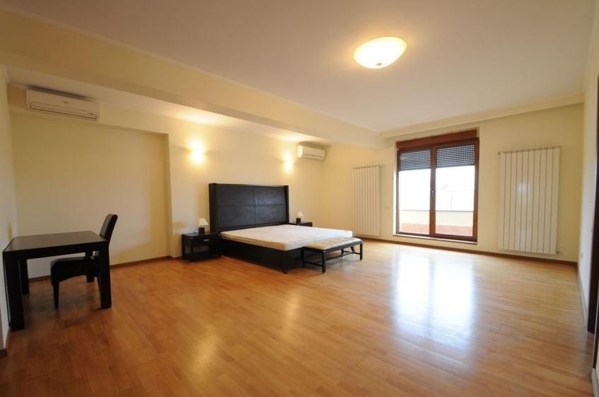 Apartament cu 6 camere decomandat, mobilat în Herăstrău