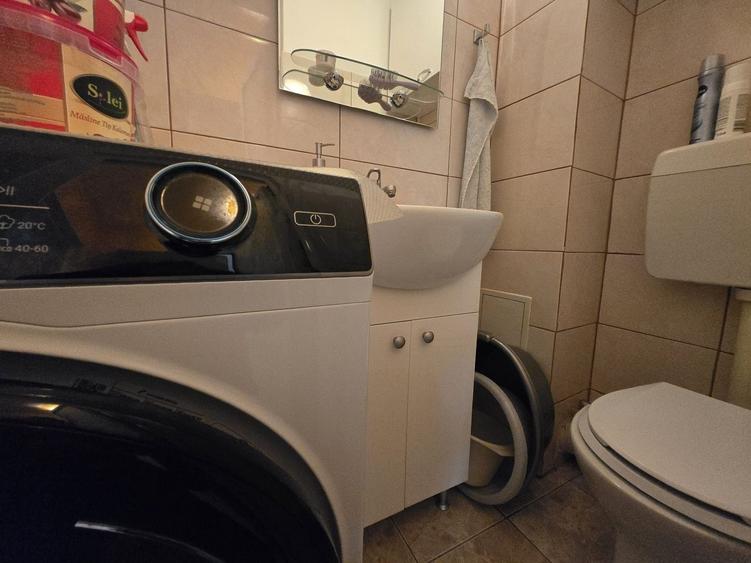 Apartament cu 3 camere decomandat, mobilat în Far