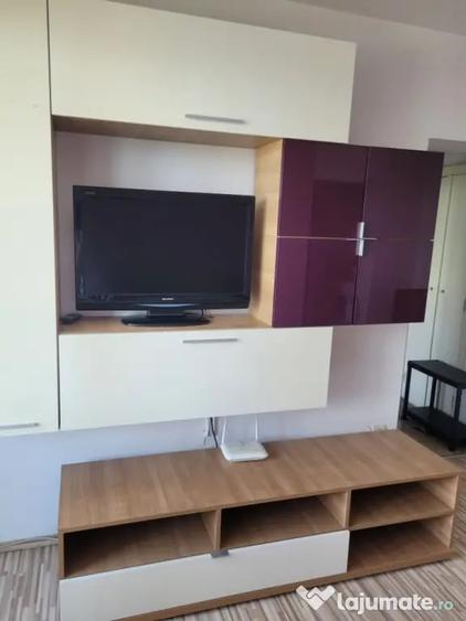 Apartament cu 3 camere semidecomandat în Tineretului