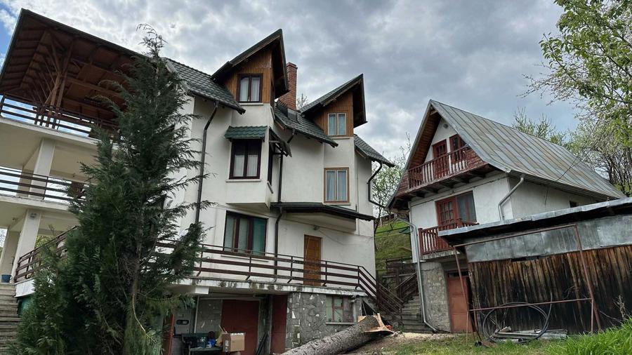 Casă cu 4 camere cu Teren 3100 Mp în Central