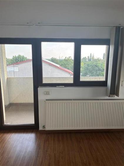 Apartament cu 3 camere semidecomandat în Bucureștii Noi