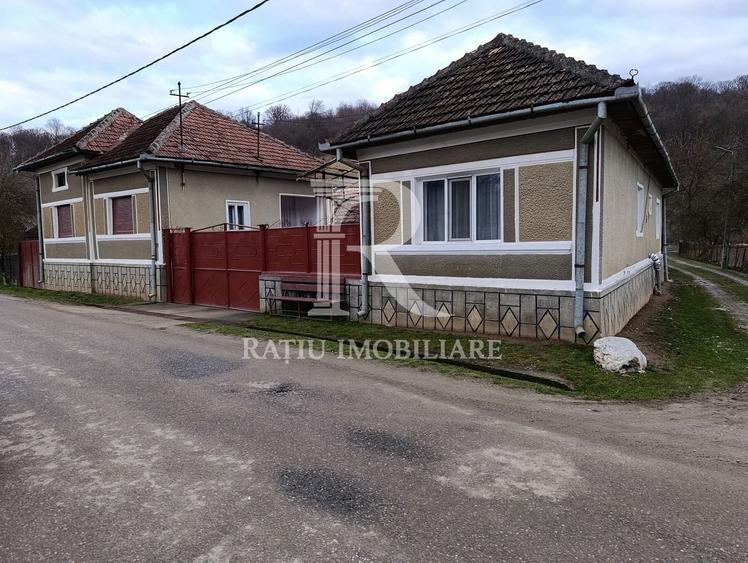 Casă individuală cu 6 camere cu Canalizare în Sitani