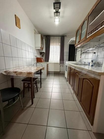 Apartament cu 3 camere decomandat în Tractorul