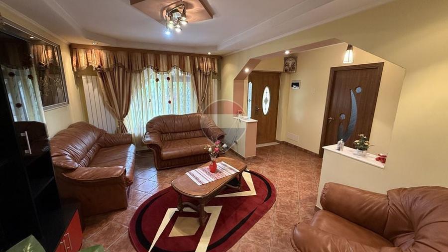 Casă cu 5 camere cu Teren 529 Mp în Găgești