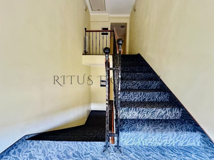 Casă individuală cu 13 camere cu Canalizare în Ultracentral
