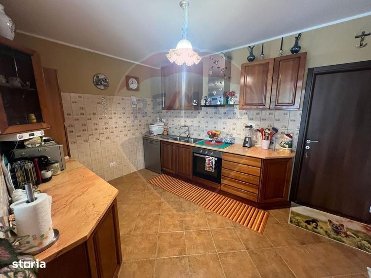 Casă cu 4 camere cu Teren 983 Mp în Garoafa