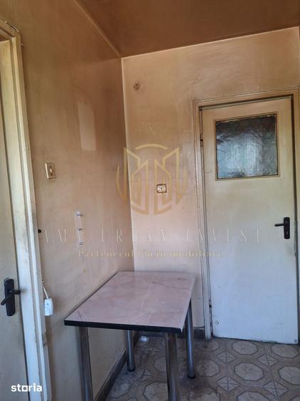 Apartament cu 3 camere semidecomandat în Crângași
