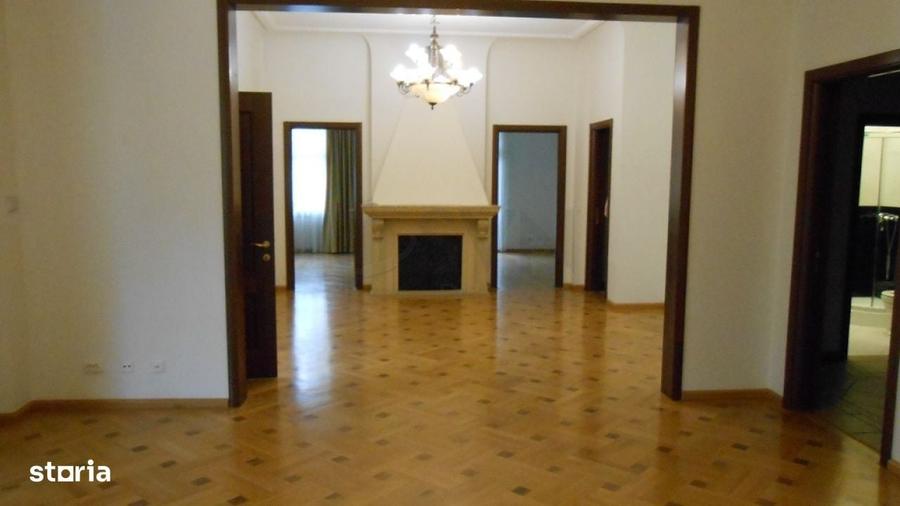 Apartament cu 4 camere în Capitale