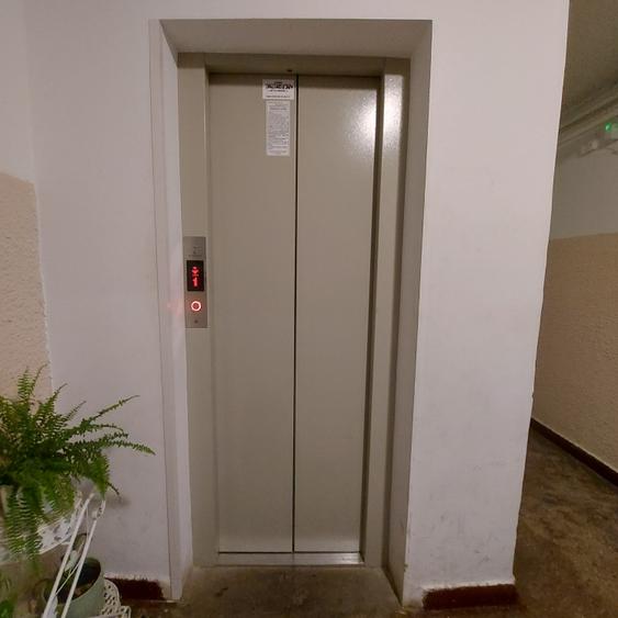 Apartament cu 3 camere semidecomandat în Dristor