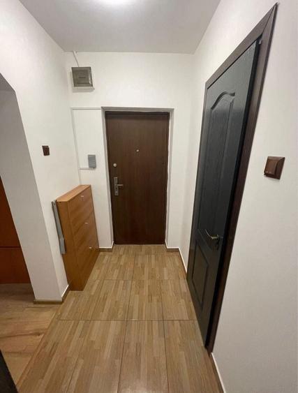 Apartament cu 3 camere semidecomandat în Panduri