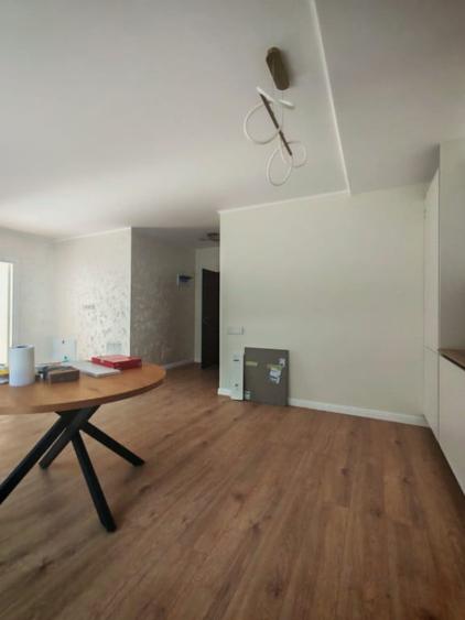 Apartament cu 3 camere semidecomandat în Gruia