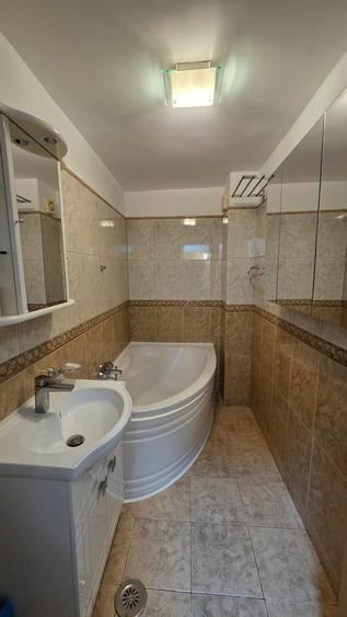 Apartament cu 2 camere decomandat în P-ța Victoriei