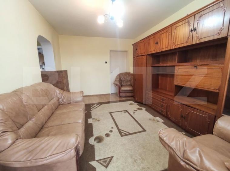 Apartament cu 3 camere semidecomandat, mobilat în 14 Mai