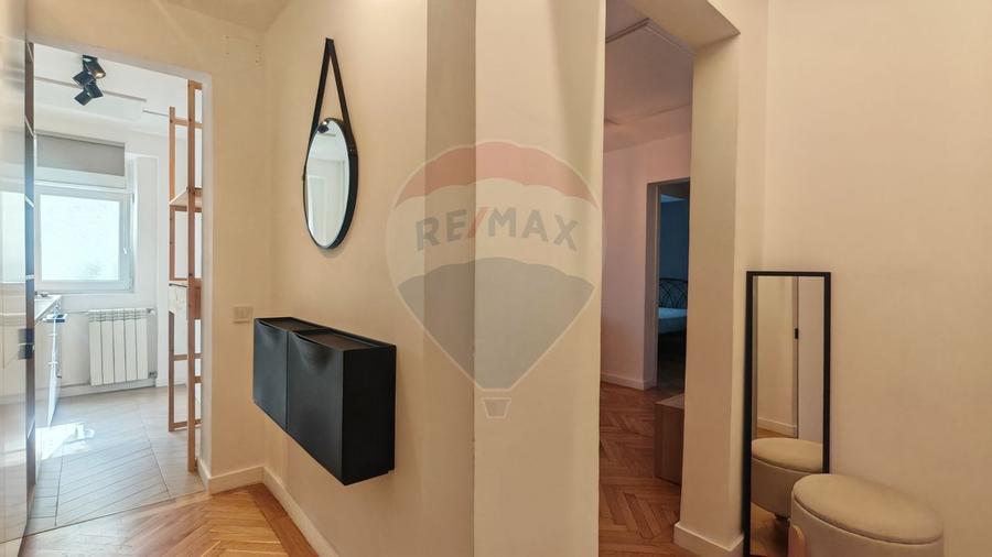 Apartament cu 2 camere semidecomandat, mobilat în Tei
