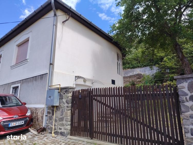 Casă cu 4 camere cu Teren 1083 Mp în Central