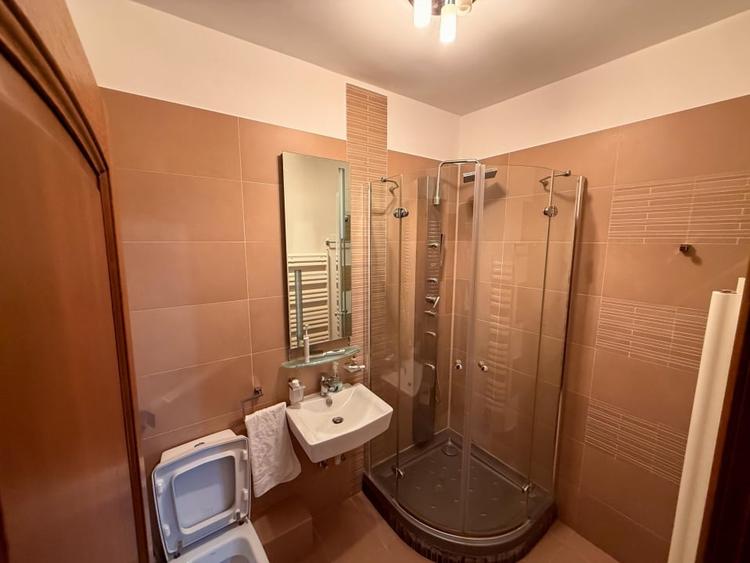 Casă individuală cu 6 camere cu Canalizare în Ultracentral