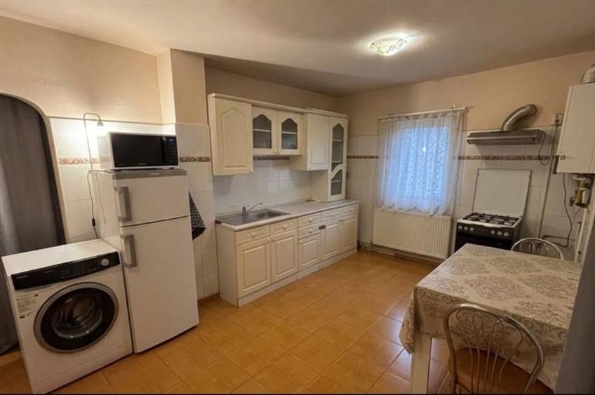 Apartament cu 3 camere semidecomandat, mobilat în Complex Studențesc