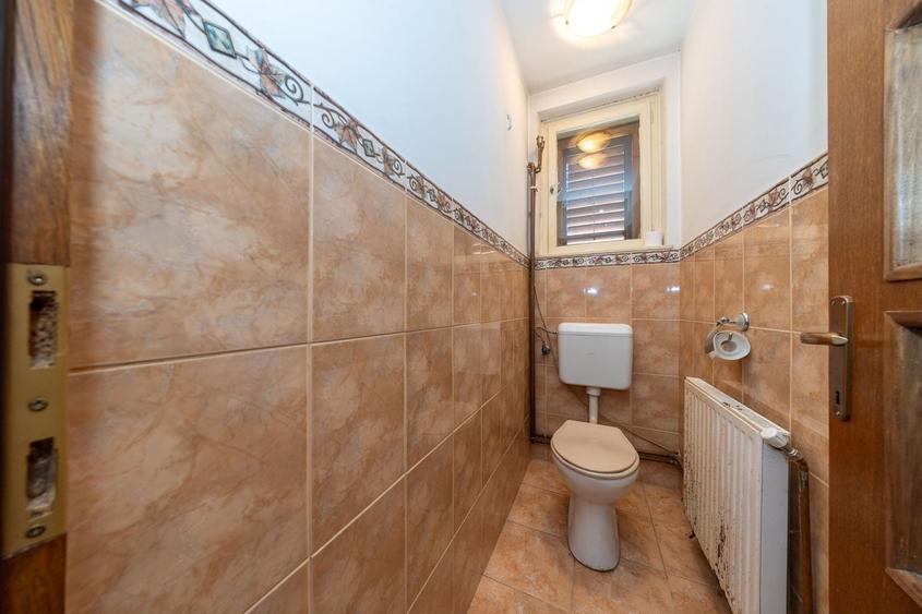 Casă individuală cu 10 camere cu Canalizare în Central