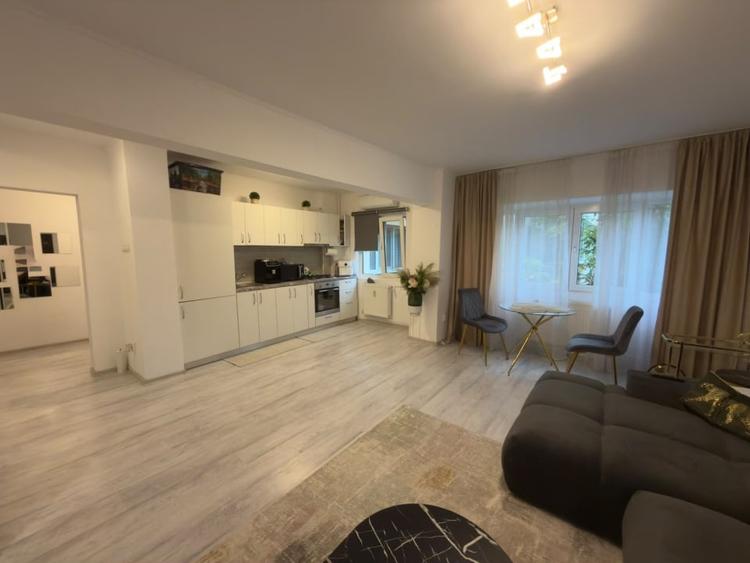 Apartament cu 2 camere decomandat, mobilat în Republicii