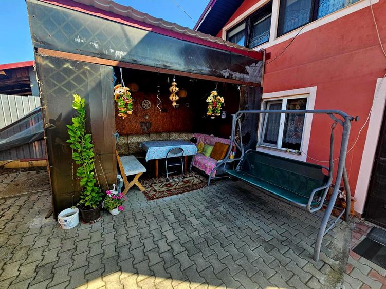 Casă individuală cu 9 camere cu Garaj în Strejnicu